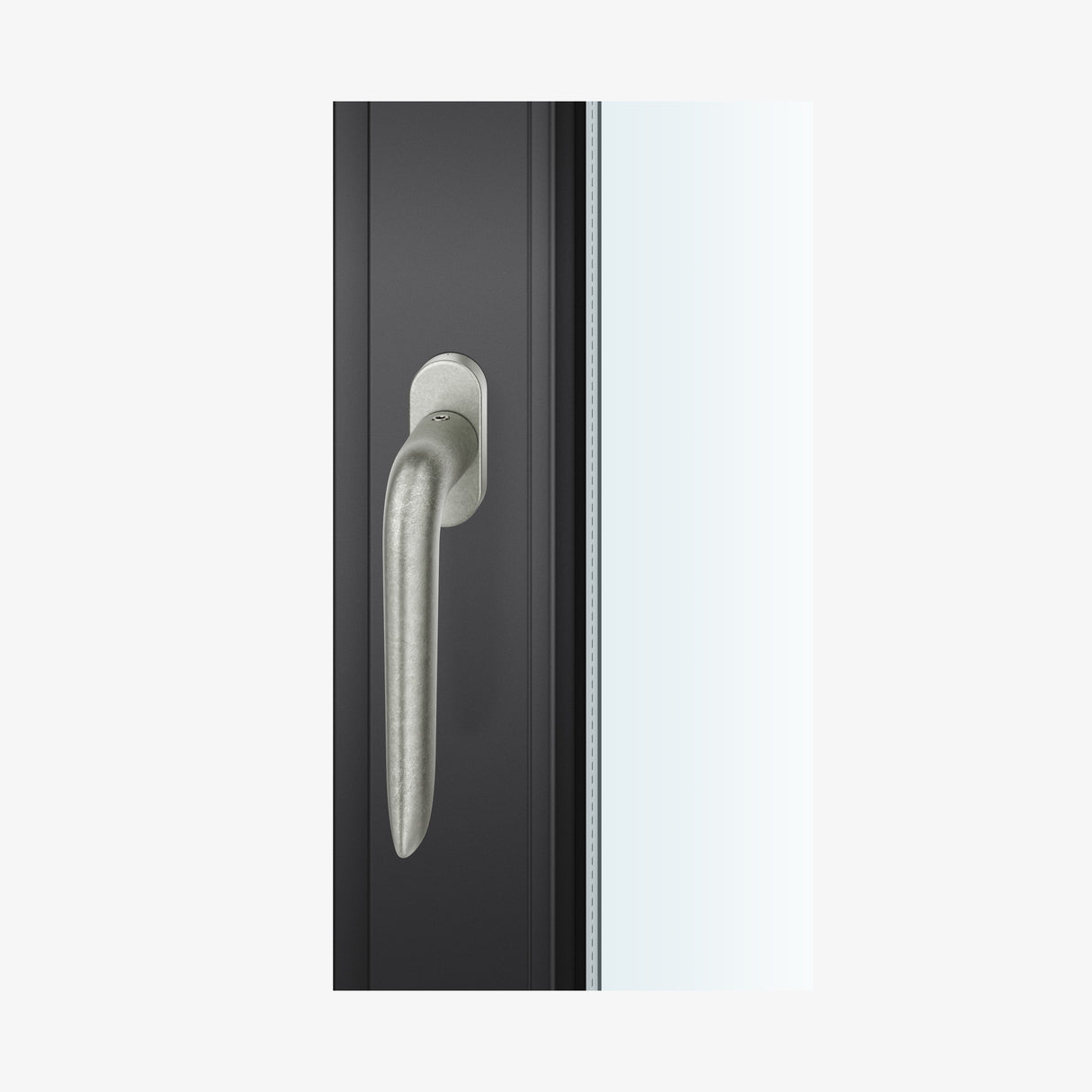 FSB 1292 Fenstergriff von Foster + Partners in Aluminium Pure 0013, auf dunklem Fensterrahmen.