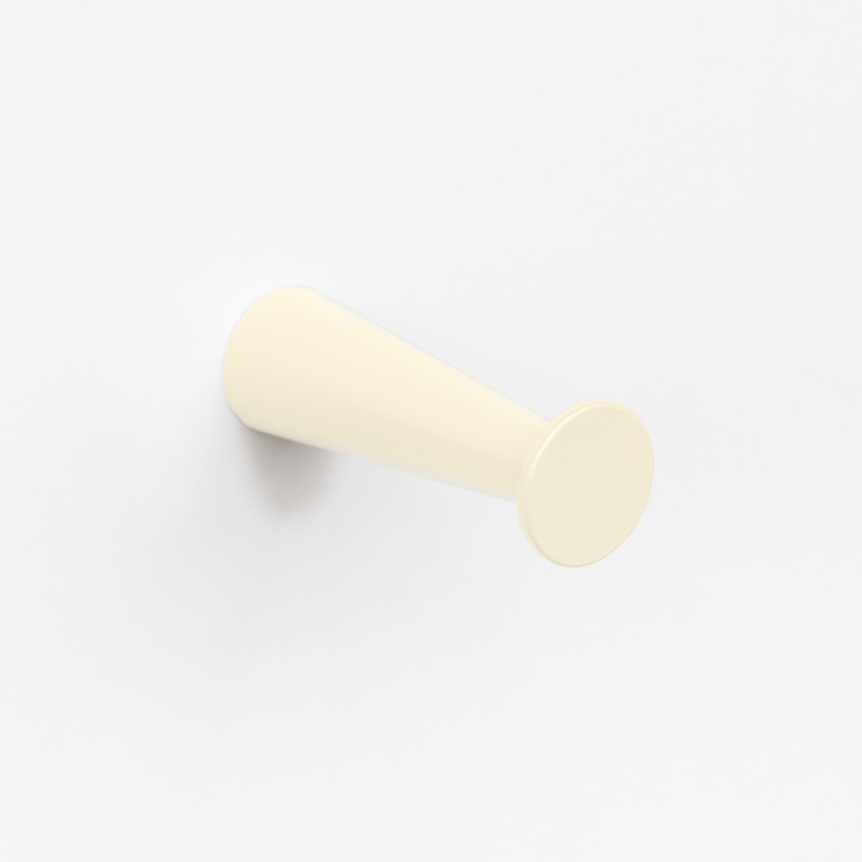 FSB 8460 Mantelhaken in Les Couleurs® Le Corbusier® Blanc, freigestellte Produktansicht.
