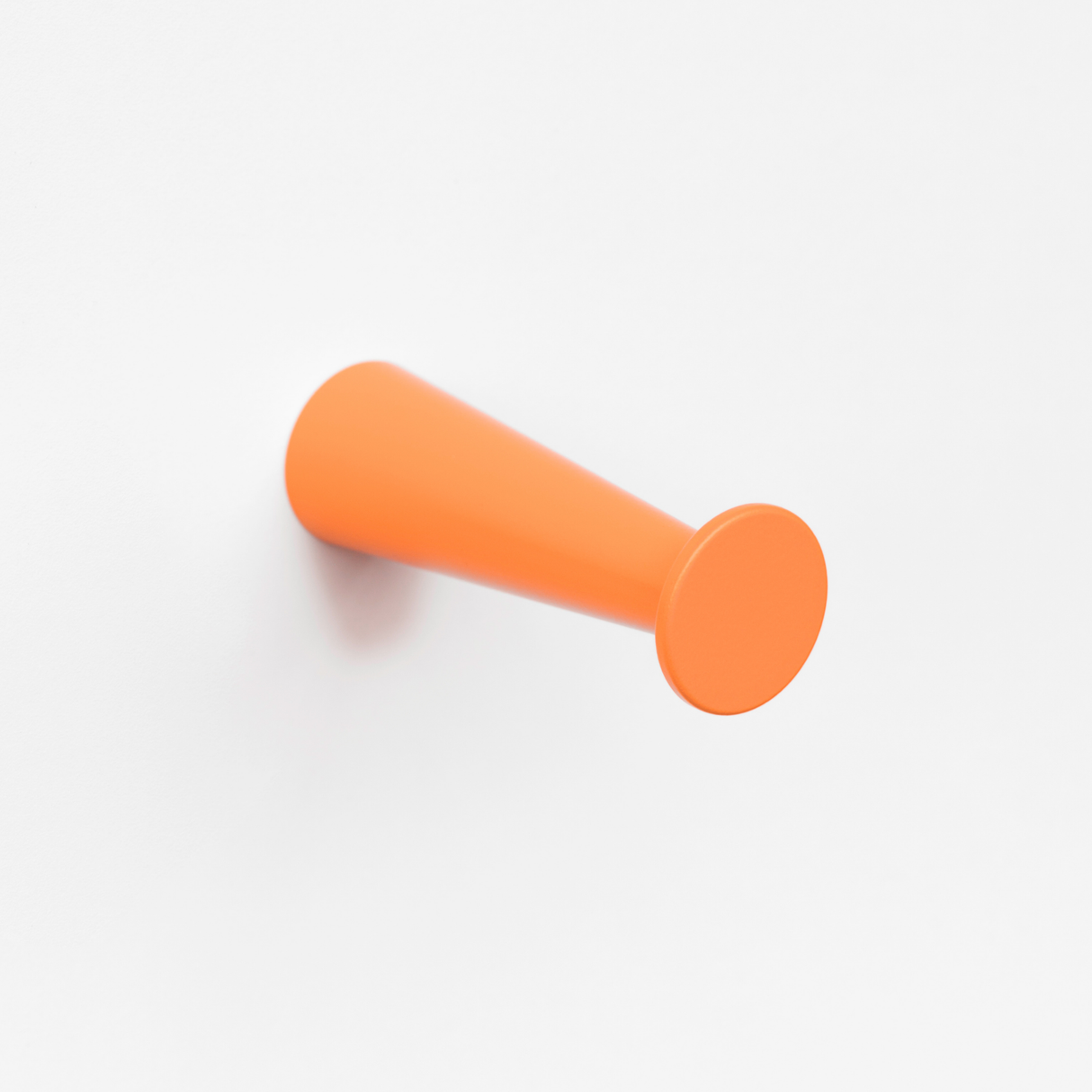 FSB 8460 Mantelhaken in Les Couleurs® Le Corbusier® Orange, freigestellte Produktansicht.