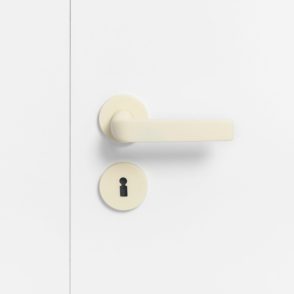 FSB 1267 Türdrücker mit Rundrosetten in Les Couleurs® Le Corbusier® Blanc auf weißer Tür, Frontansicht.