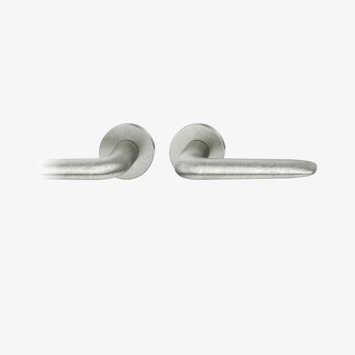 FSB 1292 Drückergarnitur ohne Schlüsselrosette von Foster + Partners mit Rundrosetten in Aluminium Pure 0013, freigestellte Produktansicht.