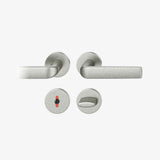 FSB 1267 WC-Garnitur von Mies van der Rohe mit Rundrosetten in Aluminium Pure 0013, freigestellte Produktansicht.