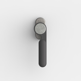 FSB 1138 Fenstergriff von Dieter Rams rgs in Aluminium Pure 0013 und Schwarz 0810, freigestellte Produktansicht.
