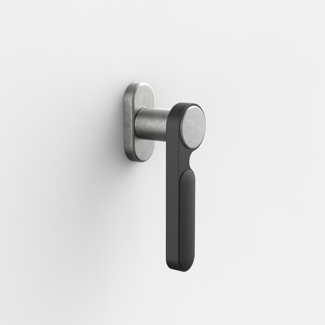 FSB 1138 Fenstergriff von Dieter Rams rgs in Aluminium Pure 0013 und Schwarz 0810, freigestellte Produktansicht, Frontansicht.