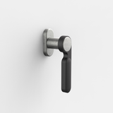 FSB 1138 Fenstergriff von Dieter Rams rgs in Aluminium Pure 0013 und Schwarz 0810, freigestellte Produktansicht, Frontsicht.