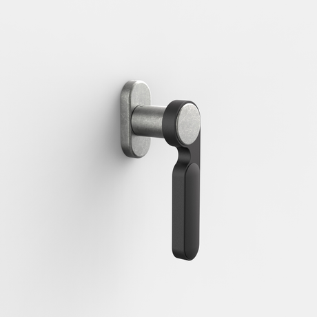 FSB 1138 Fenstergriff von Dieter Rams rgs in Aluminium Pure 0013 und Schwarz 0810, freigestellte Produktansicht, Frontsicht.