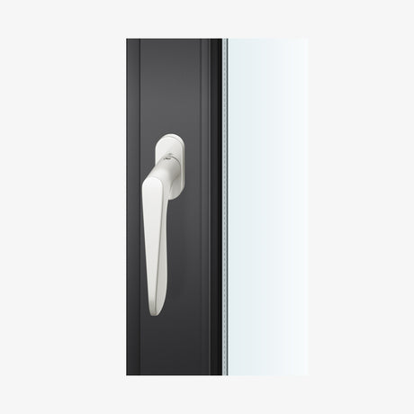 FSB 1144 Fenstergriff von Jasper Morrison in Aluminium 0105 Naturfarbig, glänzend, auf dunklem Fensterrahmen.