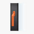 FSB 1267 Fenstergriff mit Kurzschild in Les Couleurs® Le Corbusier® Orange, auf dunklem Fensterrahmen.