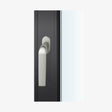 FSB 1267 Fenstergriff von Mies van der Rohe in Aluminium Pure 0013, auf dunklem Fensterrahmen.