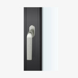 FSB 1267 Fenstergriff von Mies van der Rohe in Aluminium Pure 0013, auf dunklem Fensterrahmen.
