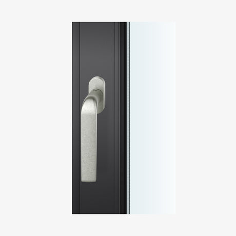 FSB 1267 Fenstergriff von Mies van der Rohe in Aluminium Pure 0013, auf dunklem Fensterrahmen.