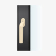 FSB 1267 Fenstergriff mit Kurzschild in Les Couleurs® Le Corbusier® Blanc, auf dunklem Fensterrahmen.
