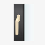 FSB 1267 Fenstergriff mit Kurzschild in Les Couleurs® Le Corbusier® Blanc, auf dunklem Fensterrahmen.