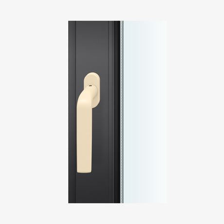 FSB 1267 Fenstergriff mit Kurzschild in Les Couleurs® Le Corbusier® Blanc, auf dunklem Fensterrahmen.