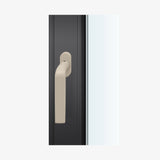 FSB 1267 Fenstergriff mit Kurzschild in Les Couleurs® Le Corbusier® Ombre Naturelle Clair, auf dunklem Fensterrahmen.
