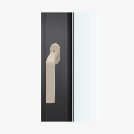 FSB 1267 Fenstergriff mit Kurzschild in Les Couleurs® Le Corbusier® Ombre Naturelle Clair, auf dunklem Fensterrahmen.