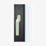 FSB 1267 Fenstergriff mit Kurzschild in Les Couleurs® Le Corbusier® Vert Anglais Pâle, auf dunklem Fensterrahmen.