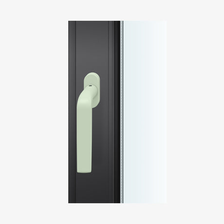 FSB 1267 Fenstergriff mit Kurzschild in Les Couleurs® Le Corbusier® Vert Anglais Pâle, auf dunklem Fensterrahmen.