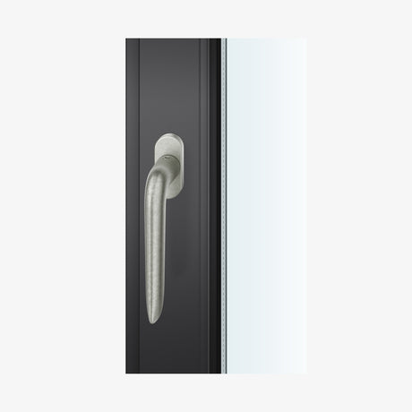 FSB 1292 Fenstergriff von Foster + Partners in Aluminium Pure 0013, auf dunklem Fensterrahmen.