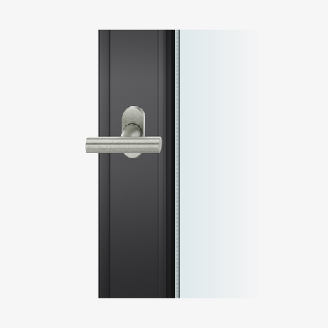 FSB 3403 Fensterolive in Aluminium Pure 0013, auf dunklem Fensterrahmen.