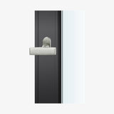 FSB 3428 Fensterolive in Aluminium Pure 0013, auf dunklem Fensterrahmen.