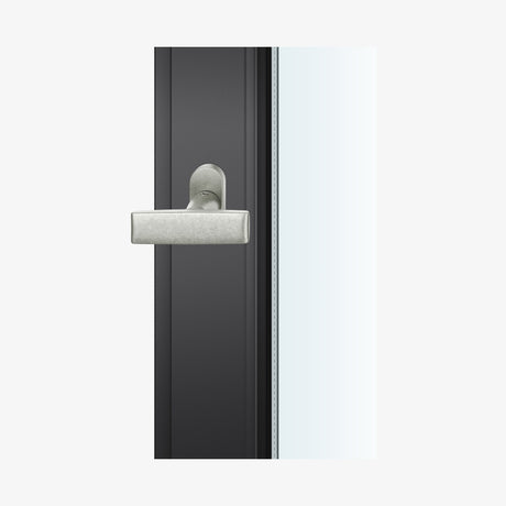 FSB 3428 Fensterolive in Aluminium Pure 0013, auf dunklem Fensterrahmen.