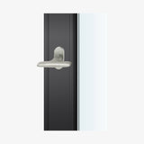 FSB 3456 Fensterolive in Aluminium Pure 0013, auf dunklem Fensterrahmen.