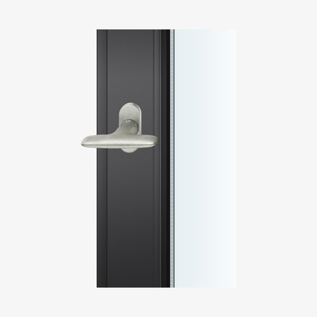 FSB 3456 Fensterolive in Aluminium Pure 0013, auf dunklem Fensterrahmen.