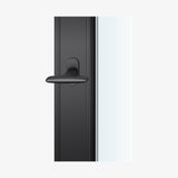 FSB 3456 Fensterolive in Aluminium 0810 Schwarz (C35), auf dunklem Fensterrahmen.