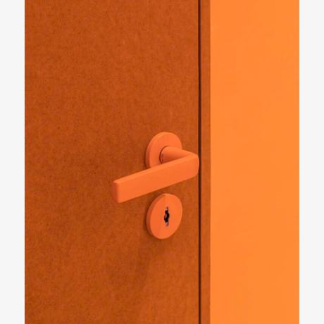 Frontaler Blick auf FSB 1267 in Orange von Les Couleurs Le Corbusier verbaut in der Goldmarie Mainz an orangener Tür neben orangener Wand.