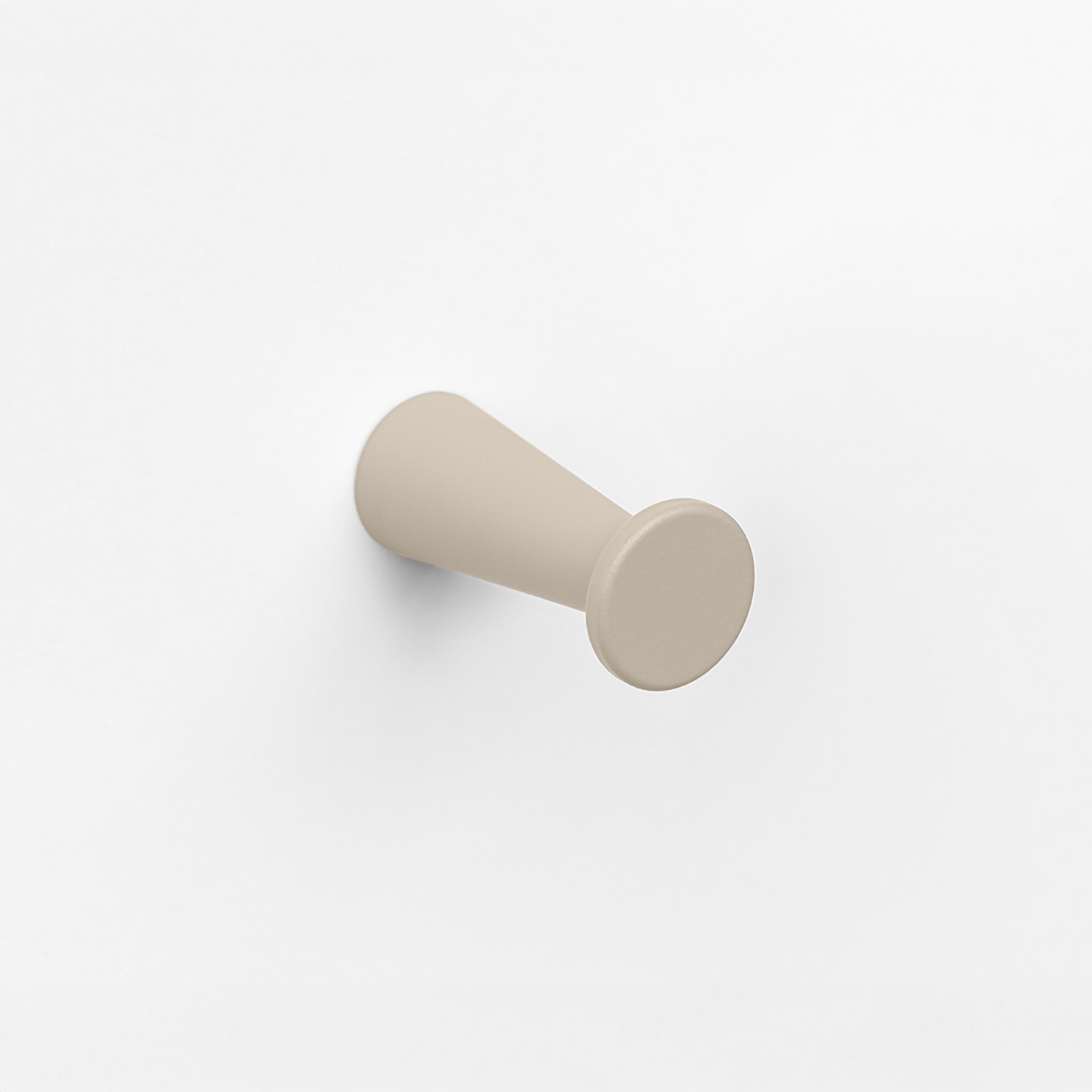 FSB 8460 Handtuchhaken in Les Couleurs® Le Corbusier® Ombre Naturelle Clair, freigestellte Produktansicht.