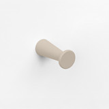 FSB 8460 Handtuchhaken in Les Couleurs® Le Corbusier® Ombre Naturelle Clair, freigestellte Produktansicht.