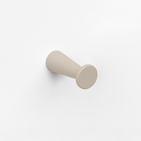 FSB 8460 Handtuchhaken in Les Couleurs® Le Corbusier® Ombre Naturelle Clair, freigestellte Produktansicht.