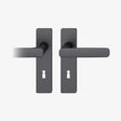 FSB 1289 Drückergarnitur von Markus Michalski und Michael Schmidt mit eckigem Kurzschild in Aluminium 0810 Schwarz (C35), freigestellte Produktansicht.