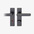 FSB 1289 WC-Garnitur von Markus Michalski und Michael Schmidt mit eckigem Kurzschild in Aluminium 0810 Schwarz (C35), freigestellte Produktansicht.