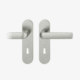 FSB 1267 WC-Garnitur von Mies van der Rohe mit ovalem Kurzschild in Aluminium Pure 0013, freigestellte Produktansicht.