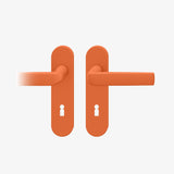 FSB 1267 Drückergarnitur mit Kurzschild in Les Couleurs® Le Corbusier® Orange, freigestellte Produktansicht.