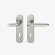FSB 1292 Drückergarnitur von Foster + Partners mit ovalem Kurzschild in Aluminium Pure 0013, freigestellte Produktansicht.