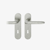 FSB 1292 Drückergarnitur von Foster + Partners mit ovalem Kurzschild in Aluminium Pure 0013, freigestellte Produktansicht.