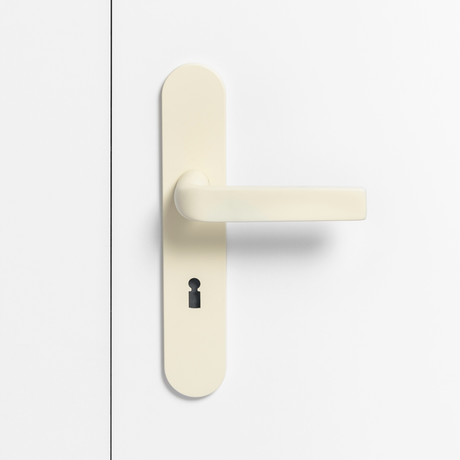 FSB 1267 Türdrücker mit Langschild in Les Couleurs® Le Corbusier® Blanc auf weißer Tür, Frontansicht.