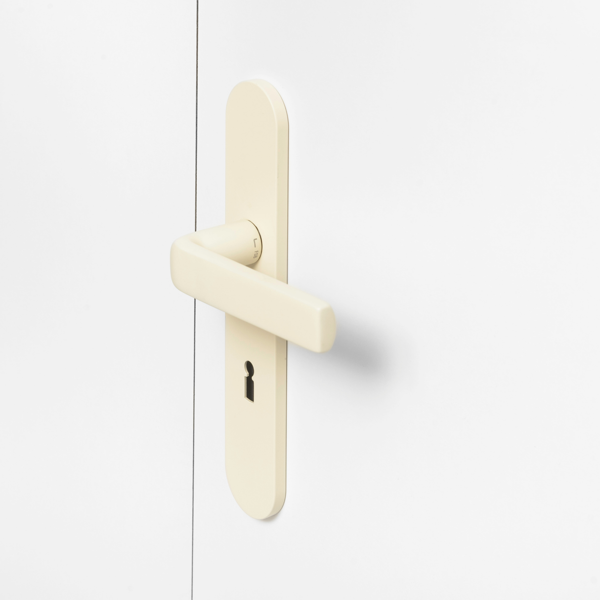 FSB 1267 Türdrücker mit Langschild in Les Couleurs® Le Corbusier® Blanc auf weißer Tür, Seitenansicht.