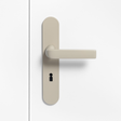 FSB 1267 Türdrücker mit Langschild in Les Couleurs® Le Corbusier® Ombre Naturelle Clair auf weißer Tür, Frontansicht.