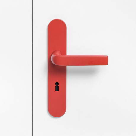 FSB 1267 Türdrücker mit Langschild in Les Couleurs® Le Corbusier® Rouge Vermillon 31 auf weißer Tür, Frontansicht.