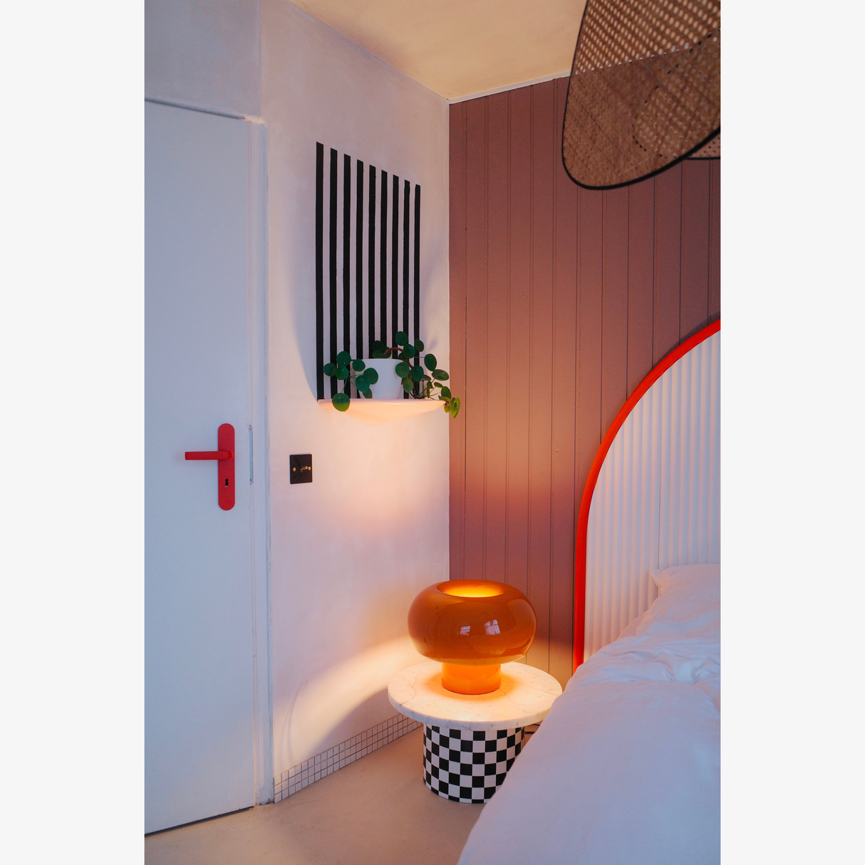 Weiße Tür mit roter FSB 1267 Langschildgarnitur in Les Couleurs Le Corbusier rouge vermillon 31 im Schlafzimmer.