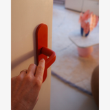 Hand betätigt rote FSB 1267 Langschildgarnitur in Les Couleurs Le Corbusier rouge vermillon 31 an heller Tür.