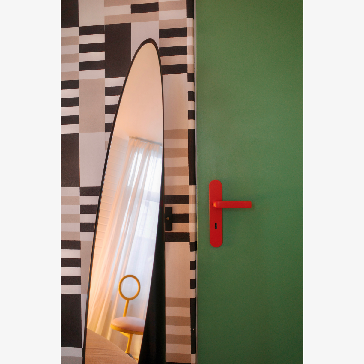 Grüne Tür mit roter FSB 1267 Langschildgarnitur in Les Couleurs Le Corbusier rouge vermillon 31 neben Standspiegel.