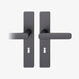 FSB 1289 Drückergarnitur von Markus Michalski und Michael Schmidt mit eckigem Langschild in Aluminium 0810 Schwarz (C35), freigestellte Produktansicht.