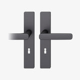 FSB 1289 Drückergarnitur von Markus Michalski und Michael Schmidt mit eckigem Langschild in Aluminium 0810 Schwarz (C35), freigestellte Produktansicht.