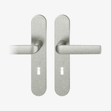 FSB 1267 Drückergarnitur von Mies van der Rohe mit ovalem Langschild in Aluminium Pure 0013, freigestellte Produktansicht.