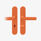 FSB 1267 WC-Garnitur mit Langschild in Les Couleurs® Le Corbusier® Orange, freigestellte Produktansicht.